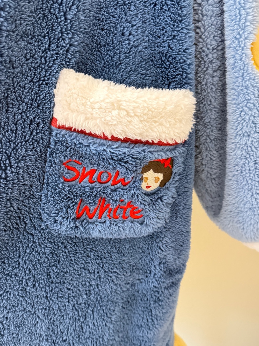 Snowwhite Plush Robe - Picture 2 of 6